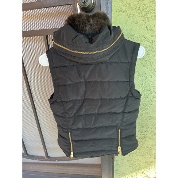 Black Women's H&M puffer vest with fur collar; XS! - Picture 4 of 4